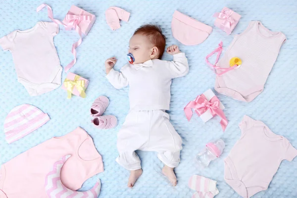 Симпатичный Ребенок Модной Одеждой Подарочными Коробками Лежит Кровати — стоковое фото