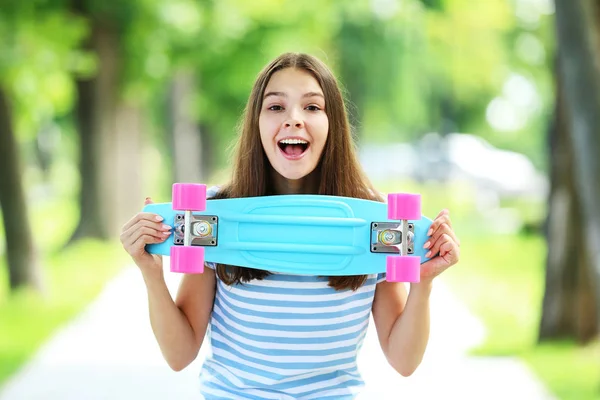 Jeune Fille Avec Skateboard Dans Parc — Photo