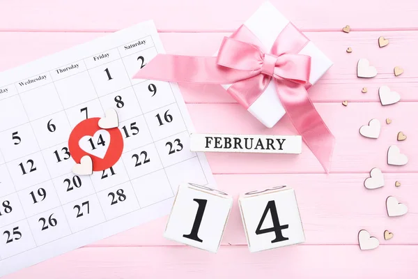 Calendario San Valentín Con Corazones Caja Regalo Mesa Rosa Madera — Foto de Stock