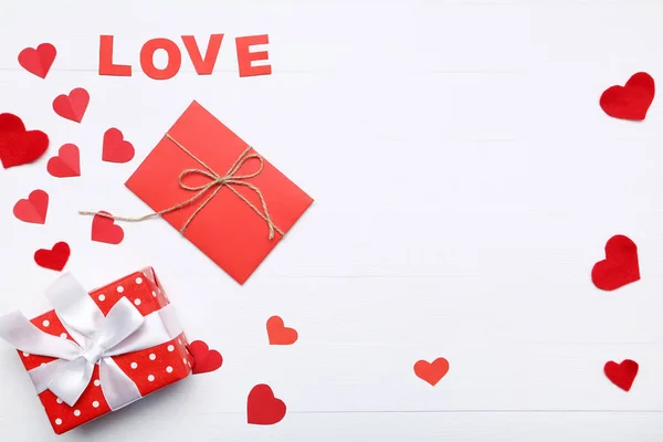 Червоні Серця Словом Любов Подарункова Коробка Білому Тлі — стокове фото