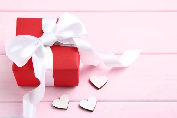 Κουτί Δώρου Κορδέλα Τόξο Και Καρδιές Ροζ Ξύλινο Τραπέζι — Φωτογραφία Αρχείου