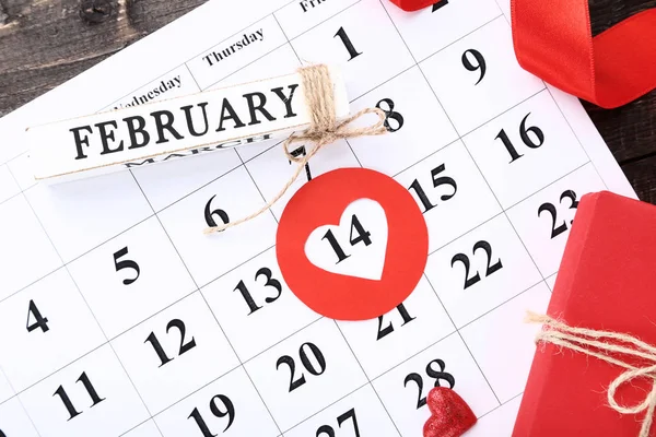 Calendario San Valentín Con Corazón Rojo Caja Regalo Mesa Madera — Foto de Stock