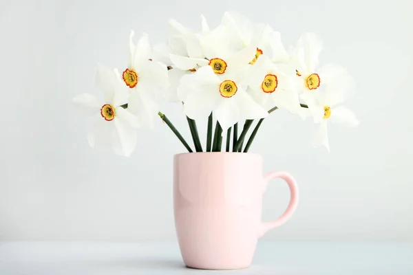 灰色の背景上のマグカップ白水仙花 — ストック写真
