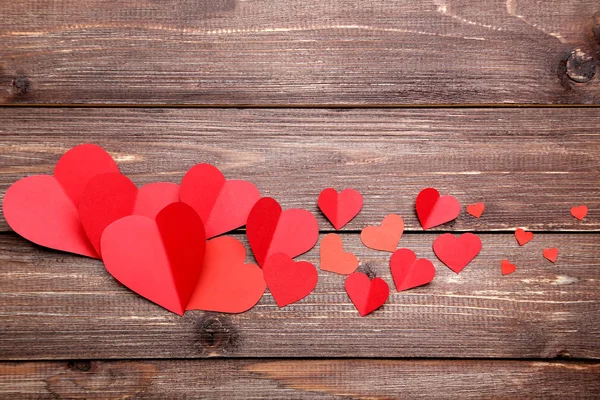 Corazones Papel Rojo Sobre Mesa Madera Marrón — Foto de Stock