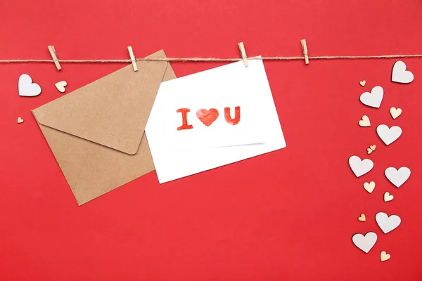 Inscripción Amo Con Sobres Corazones Papel Sobre Fondo Rojo — Foto de Stock