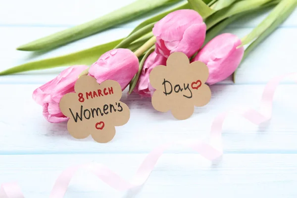 ピンク チューリップの花と木のテーブルにリボン テキスト 日女性の日 — ストック写真