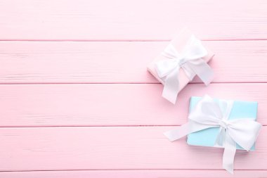 Renkli hediye kutuları ile şerit pembe ahşap masa üzerinde