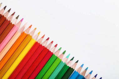 Beyaz arkaplanda renkli kalemler