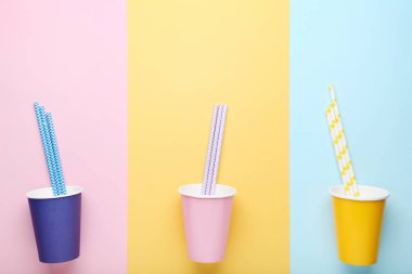 Kağıt bardak renkli arka plan üzerinde payet ile