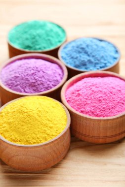 Renkli holi toz kase kahverengi ahşap tablo