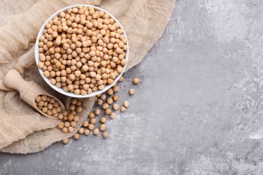 Nohut kase ve gri ahşap masa üzerinde kepçe