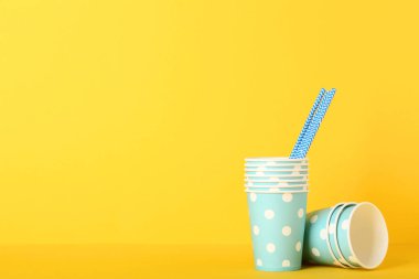 Mavi kağıt bardak sarı zemin üzerine payet ile