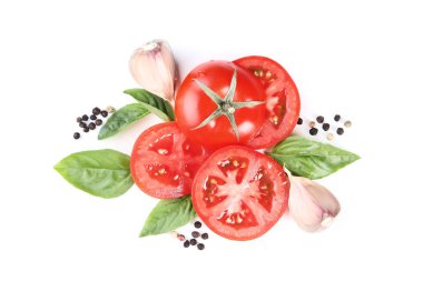 Taze domates fesleğen ile yaprakları ve beyaz zemin üzerine sarımsak izole