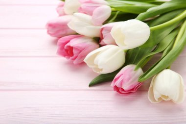 Lale pembe ahşap masa üzerinde buket