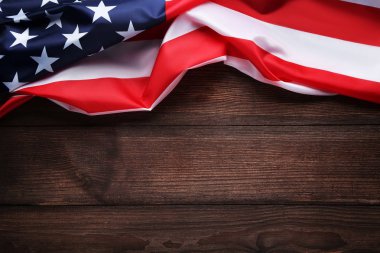 Kahverengi ahşap masa üzerinde Amerikan bayrağı