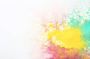 Beyaz arka plan üzerinde renkli holi tozlar