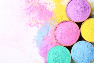 Renkli holi toz kase beyaz arka plan üzerinde