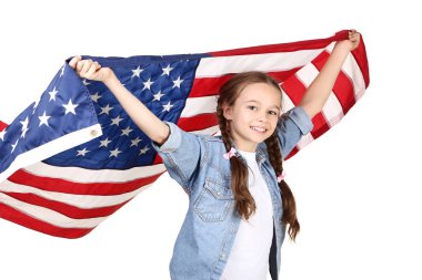 Bir Amerikan bayrağı beyaz arka plan üzerinde tutan genç kız