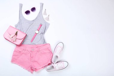 Modern kadın giyim aksesuarları beyaz arka plan üzerinde ile