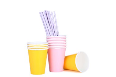 Renkli kağıt bardak beyaz arka plan üzerinde izole payet ile
