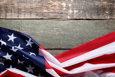 Gri ahşap masa üzerinde Amerikan bayrağı
