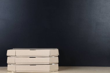 Pizza kutuları tahta zemin üzerine yığını