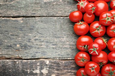 Gri ahşap masa taze ve olgun domates