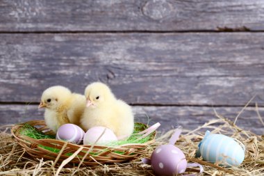 Paskalya yumurtaları ahşap arka plan üzerinde küçük kızlarla