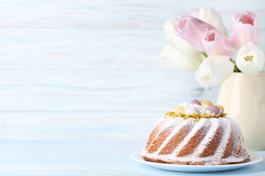 Lale çiçek vazoda ahşap tablo Easter pastayla