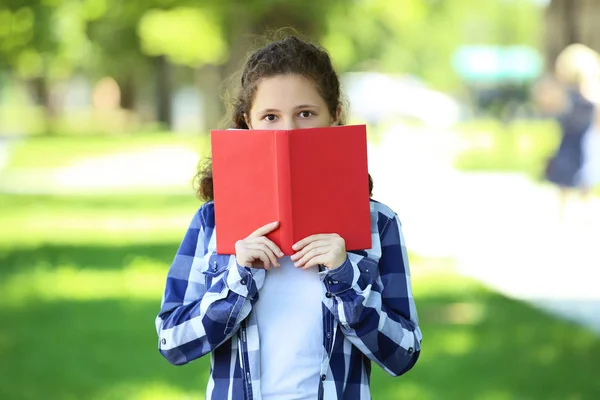 Молода Дівчина Червоною Книгою Парку — стокове фото