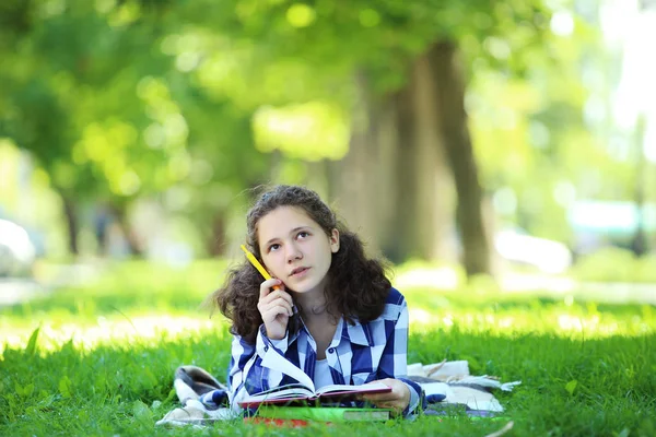 Молода Дівчина Книгами Лежить Парку — стокове фото