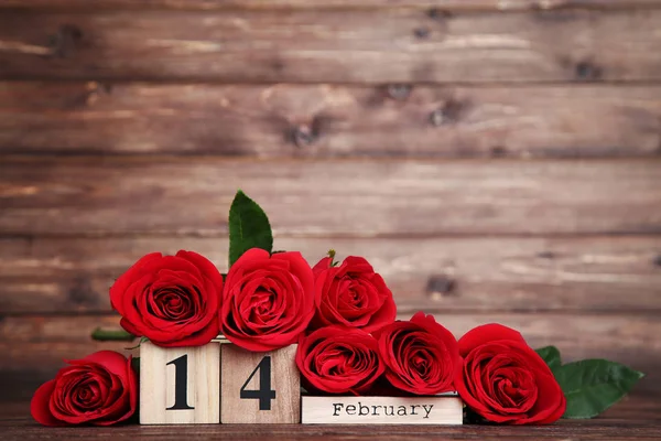 Buquê Rosas Vermelhas Com Calendário Madeira Mesa Madeira Marrom — Fotografia de Stock