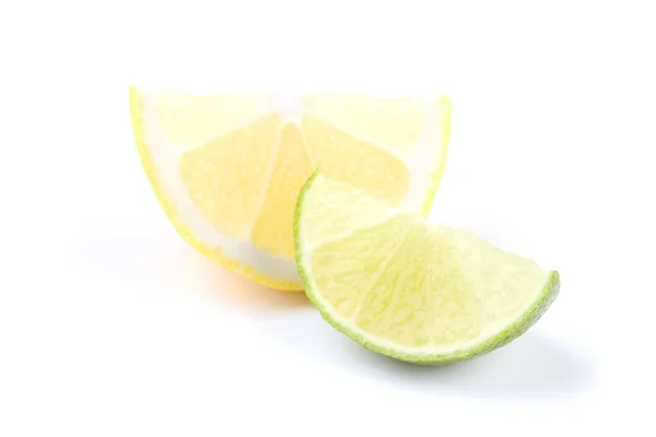 Pezzi Limone Lime Isolati Fondo Bianco — Foto Stock