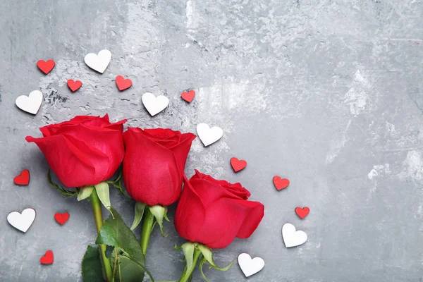 Μπουκέτο Κόκκινα Τριαντάφυλλα Μικρές Καρδιές Γκρι Ξύλινο Τραπέζι — Φωτογραφία Αρχείου