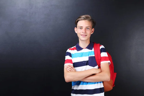 黒板の背景に赤いバックパックの少年 — ストック写真