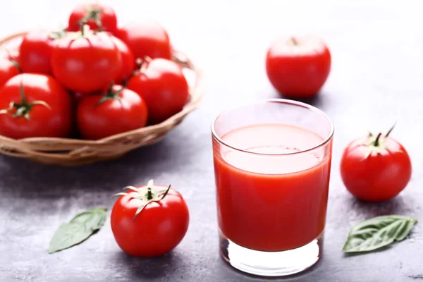 Sumo Tomate Vidro Com Folhas Manjericão Sobre Mesa Madeira Cinzenta — Fotografia de Stock