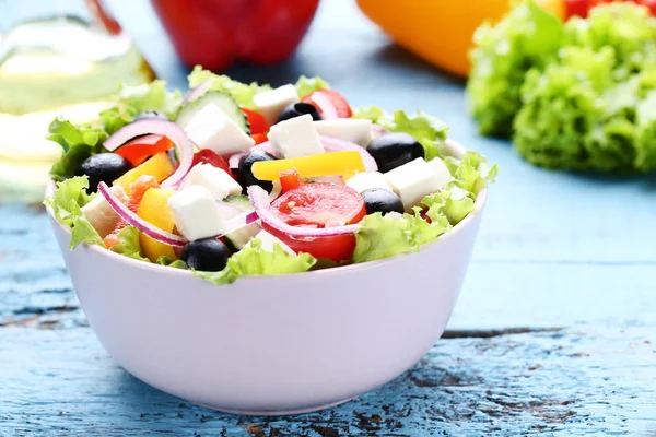 Salada Legumes Tigela Mesa Madeira Azul — Fotografia de Stock