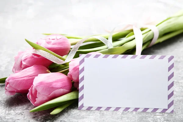 Tarjeta Felicitación Con Flores Tulipán Rosa Sobre Mesa Madera Gris — Foto de Stock