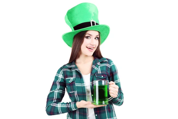 圣帕特里克节 在白色背景的绿色帽子与啤酒的美丽的妇女 — 图库照片
