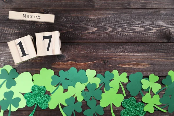 Hojas Trébol Papel Con Calendario Madera Mesa — Foto de Stock