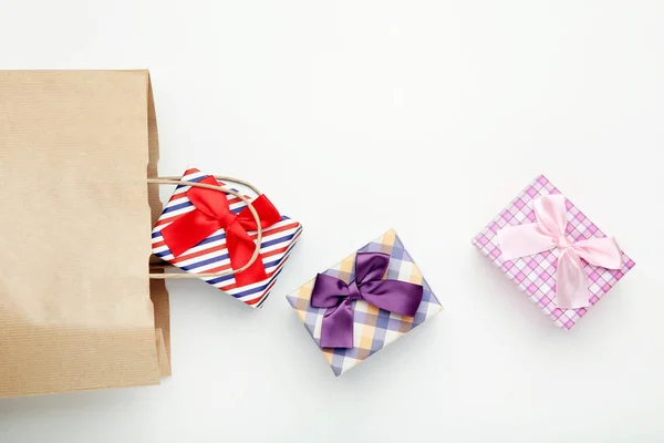 Einkaufstasche Mit Geschenkboxen Auf Grauem Hintergrund — Stockfoto