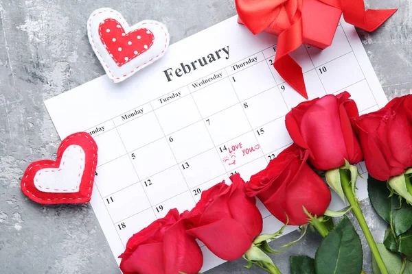 木桌上的红玫瑰花束 带2月的历法和织物的心 — 图库照片