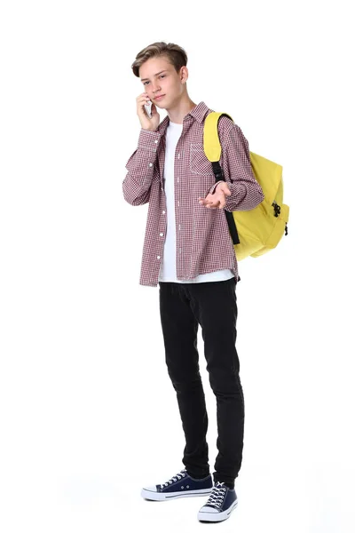 Kleiner Junge Mit Gelbem Rucksack Und Smartphone Auf Weißem Hintergrund — Stockfoto