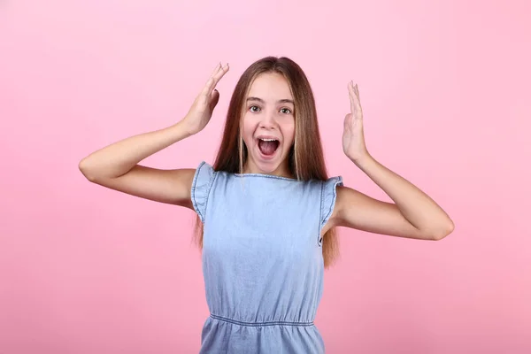 Chica Gritando Joven Vestido Azul Sobre Fondo Rosa — Foto de Stock