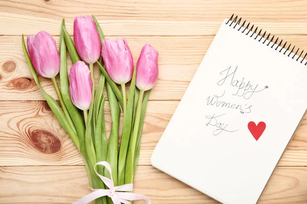 Texto Feliz Día Mujer Con Flores Tulipán Rosa Sobre Mesa — Foto de Stock