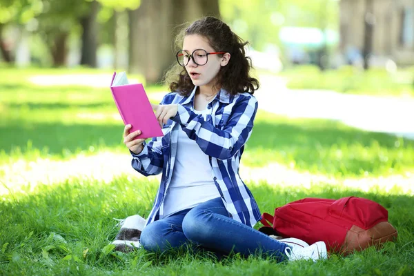 Jovem Com Livro Mochila Sentada Parque — Fotografia de Stock