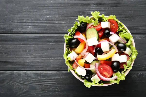 Groente Salade Kom Zwarte Houten Tafel — Stockfoto