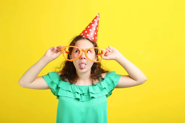 Hermosa Joven Con Gafas Sobre Fondo Amarillo — Foto de Stock