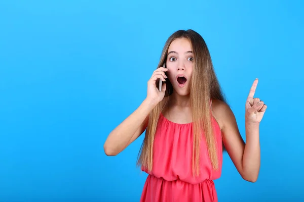 Emocional Chica Hablando Teléfono Móvil Sobre Fondo Azul — Foto de Stock