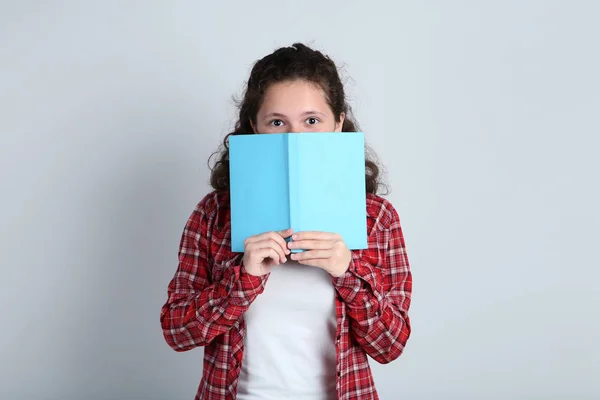 Hermosa Joven Con Libro Sobre Fondo Gris — Foto de Stock